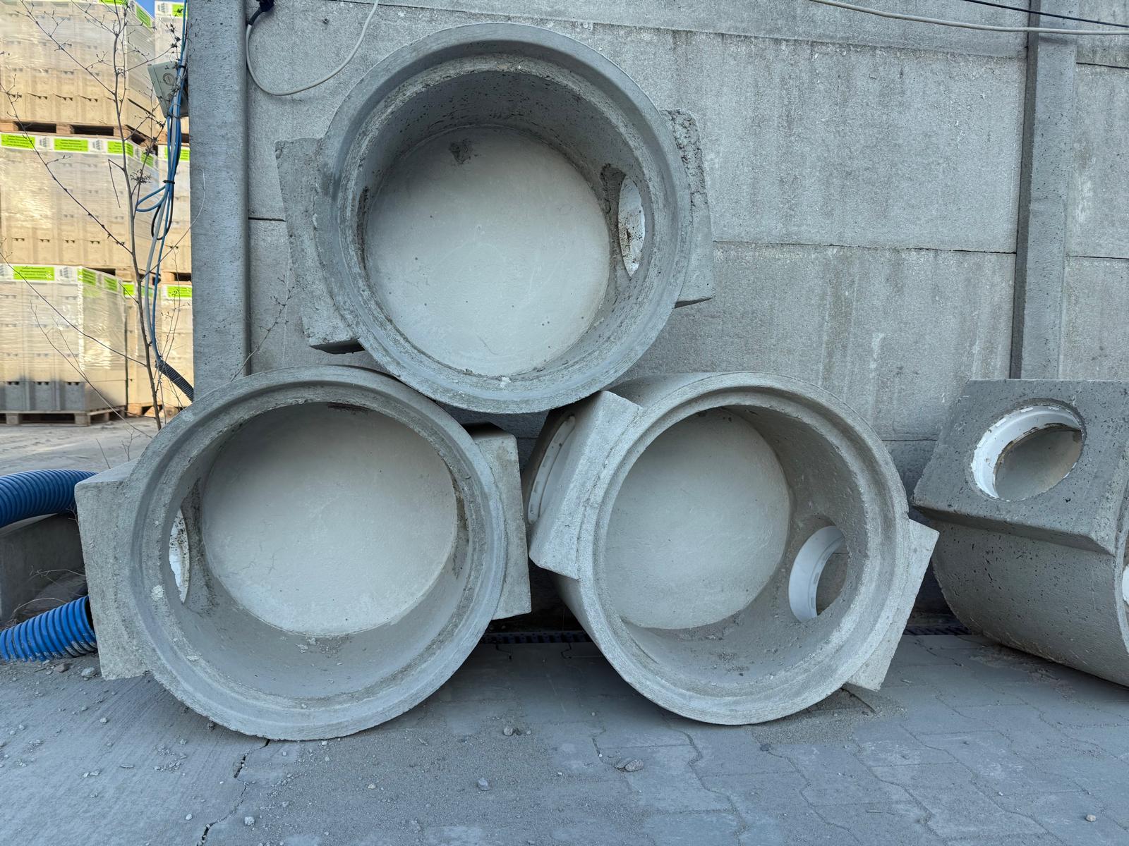 Wpusty uliczne betonowe Szendzielarz 1 Wpusty uliczne betonowe Ø 500 z otworami przyłączeniowymi na placu w Zielinie