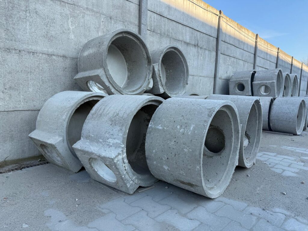 Wpusty uliczne betonowe Szendzielarz 3 Kręgi i korpusy wpustów ulicznych betonowych Ø 500 na placu zakładu